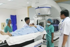 Áo tài trợ máy xạ trị gia tốc thế hệ mới cho Bệnh viện TW Huế