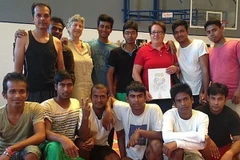 Cô giáo của một trường phổ thông ở Portogruaro, miền Bắc Italy và một số người nhập cư được người dân địa phương cưu mang. (Nguồn: La Repubblica) 