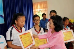 Long An: Trao 400 suất học bổng cho học sinh nghèo hiếu học