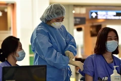 Kiểm tra thân nhiệt cho người dân Hàn Quốc để phòng tránh lây nhiễm MERS tại Trung tâm Y tế Samsung ở thủ đô Seoul ngày 20/7 vừa qua. (Ảnh: AFP/TTXVN)