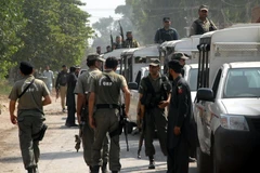 Binh sỹ Pakistan gác bên ngoài căn cứ không quân ở Peshawar sau vụ tấn công của phiến quân. (Ảnh: THX/TTXVN)