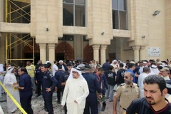 Lực lượng an ninh Kuwait tập trung bên ngoài nhà thờ Al-Imam al-Sadeq sau vụ đánh bom. (Ảnh: AFP/TTXVN)