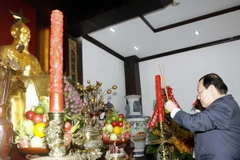 Dâng hương kỷ niệm 125 năm Ngày sinh Chủ tịch Hồ Chí Minh