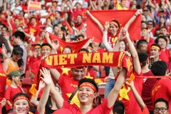 Các cổ động viên Việt Nam trên khán đài chiều 15/6, trên sân vận động quốc gia Singapore. (Ảnh: Quốc Khánh/TTXVN)