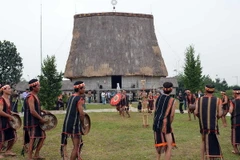 Khách nước ngoài đón Tết trong không gian văn hóa Tây Nguyên