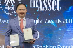 Ông Trần Nhất Minh, Phó Tổng Giám đốc VIB nhận giải thưởng. (Nguồn: VIB)