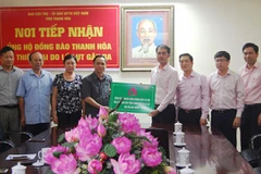 Lãnh đạo Ngân hàng Chính sách trao biển tượng trưng cho đại diện Ủy ban Mặt trận Tổ quốc tỉnh Thanh Hóa. (Nguồn: NHCSXH)