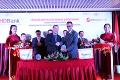 Lãnh đạo hai bên tham gia ký kết. (Nguồn: HDBank)