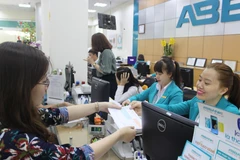 Giao dịch tại ABBANK. (Nguồn: ABBANK)