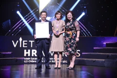 Phó Tổng Giám đốc Nguyễn Hoàng Dũng đại diện VietinBank nhận giải thưởng Vietnam HR Awards 2018. (Nguồn: CTV)