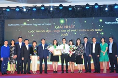 Hội đồng giám khảo và các khách mời trao giải nhất cho nhóm tác giả đến từ Trung tâm thanh toán - Trụ sở chính. (Nguồn: CTV)