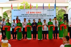 Các đại biểu cắt băng khai trương Trường mầm non Hưng Thạnh. (Nguồn: Vietcombank)