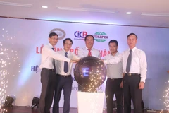 Lãnh đạo CIC và nhà thầu chạm cầu khởi động hệ thống. (Ảnh: PV/Vietnam+) 