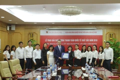 Đại diện J.P Morgan trao giải cho đạo diện Agribank. (Nguồn: CTV)