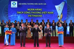 Ông Cát Quang Dương (giữa) đại diện VietinBank nhận giải Thương hiệu Quốc gia năm 2018. (Nguồn: CTV)