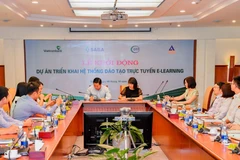 Trung tâm đào tạo Vietcombank và đại diện nhà thầu ký biên bản cam kết tiến độ thực hiện dự án triển khai hệ thống đào tạo trực tuyến E-learning. (Nguồn: CTV)