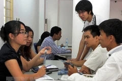 Tư vấn cho lao động đi làm việc ở nước ngoài. (Ảnh minh họa: Trần Việt/TTXVN)