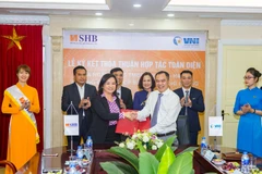 Lãnh đạo hai bên tham gia ký kết. (Nguồn: SHB)