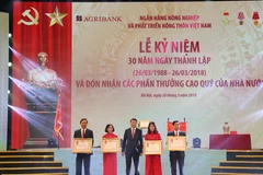 Tập thể 04 Chi nhánh Agribank đón nhận Huân chương Lao động hạng Nhất. (Nguồn: Agribank)