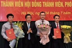 Phó Thống đốc Nguyễn Kim Anh trao Quyết định và tặng hoa chúc mừng các đồng chí được bổ nhiệm. (Nguồn: Ngân hàng Nhà nước)