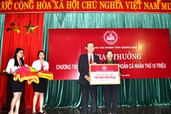Lãnh đạo Agribank trao thưởng cho khách hàng Trần Thị Lê. (Nguồn: Agribank)