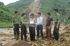  Đại diện Agribank Quản Bạ, báo Công an nhân dân, Công an tỉnh Hà Giang và thăm hỏi chia sẻ tới gia đình anh Lò Chính Cồ. (Nguồn: Agribank)