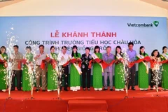 Các đại biểu cắt băng khánh thành Trường tiểu học Châu Hòa. (Nguồn: Vietcombank)