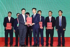 Lãnh đạo SHB (trái) trao thỏa thuận tài trợ tín dụng cho Công ty cổ phần gạo Hạnh Phúc. (Nguồn: SHB)