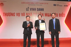 Lãnh đạo HDBank nhận giải thưởng từ Ban tổ chức. (Nguồn: HDBank)