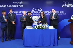Lãnh đạo hai bên tham gia ký kết. (Nguồn: Viet Capital Bank)