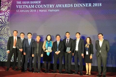 Phó Thống đốc NHNN Nguyễn Kim Anh (thứ 5 từ phải sang) chúc mừng VietinBank nhận 3 giải thưởng lớn. (Nguồn: VietinBank)