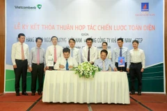 Lãnh đạo hai bên ký kết. (Nguồn: Vietcombank)