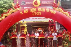 Các đại biểu cắt băng khai trương HDBank Yên Phong. (Nguồn: HDBank)