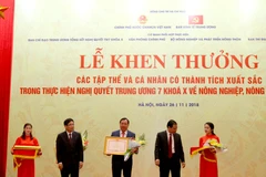 Lãnh đạo Ban kinh tế TW trao tặng Bằng khen cho Agribank vì có thành tích xuất sắc trong việc cho vay nông nghiệp, nông dân, nông thôn. (Nguồn: Agribank)