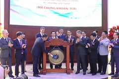 Chủ tịch HĐQT Hồ Hùng Anh đánh tiếng cồng chào mừng cổ phiếu TCB chính thức "chào sàn" HOSE. (Nguồn: Techcombank)