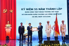 Phó Thủ tướng Chính phủ Vương Đình Huệ trao Huân chương Lao động hạng Nhất cho lãnh đạo Vietcombank. (Nguồn: Vietcombank)