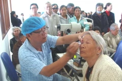 Khám mắt cho người cao tuổi. (Ảnh: Đặng Tuấn/TTXVN)