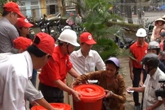 Trung ương Hội Chữ Thập đỏ Việt Nam trao quà cho đồng bào vùng lũ. (Ảnh minh họa: Đoàn Hữu Trung/TTXVN)