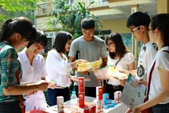 Tuyên truyền về sức khỏe sinh sản. (Ảnh minh họa: Dương Ngọc/TTXVN)
