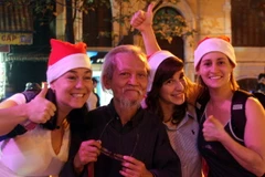 Du khách nước ngoài trong đêm Noel 2012 ở Hà Nội. (Ảnh: Quý Trung/TTXVN).