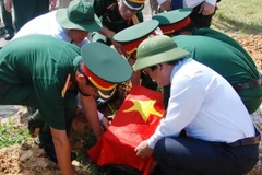 An táng hài cốt liệt sỹ. (Ảnh minh họa: Hồ Cầu/TTXVN)