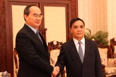 Thủ tướng Thongsinh Thammavong tiếp ông Nguyễn Thiện Nhân. (Ảnh: Hoàng Chương/Vietnam+)