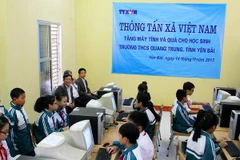 TTXVN tặng dàn máy tính cho trường học ở Yên Bái