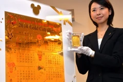 Cuốn lịch năm mới khổng lồ được làm bằng vàng ròng