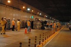 Xe tải lật trong hầm vượt sông lớn nhất Đông Nam Á