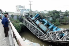 Trục vớt xe tải gây sự cố sập cầu tạm trên Quốc lộ 53