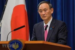 Thủ tướng Nhật Bản Suga Yoshihide phát biểu trong cuộc họp báo tại thủ đô Tokyo. (Ảnh: AFP/TTXVN)