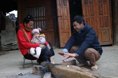 Người dân xã Quài Tở (huyện Tuần Giáo, tỉnh Điện Biên) đốt lửa sưởi ấm trong sáng sớm. (Ảnh: Xuân Tiến/TTXVN)
