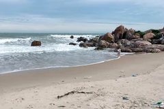 Khu vực biển nơi hai du khách bị sóng cuốn trôi. (Ảnh: Nguyễn Thanh/TTXVN)