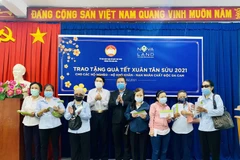 Nova Group trao tặng quà Tết Tân Sửu 2021 cho các hộ nghèo, hộ khó khăn, nạn nhân chất độc da cam thành phố Biên Hòa. (Ảnh: Minh Sơn/Vietnam+)